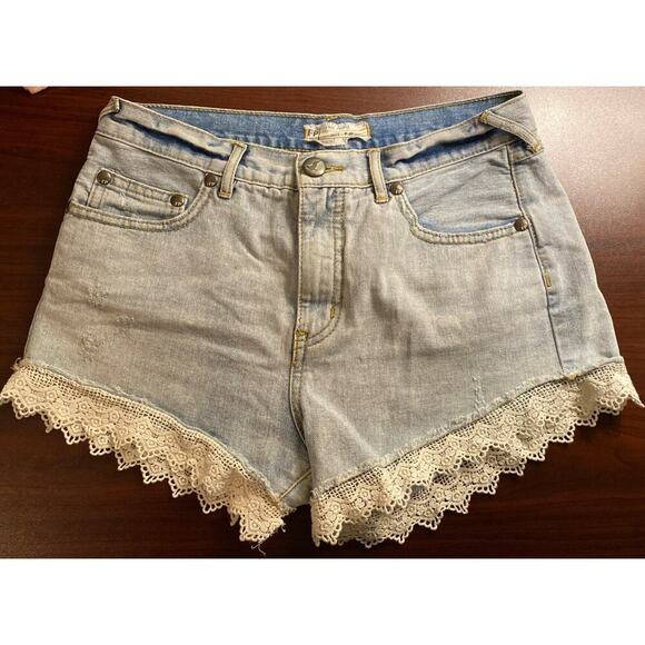 Free People Crochet Lace Trim Boho Denim Jean Shorts Womens Size 28 Button EUC - Picture 1 of 14